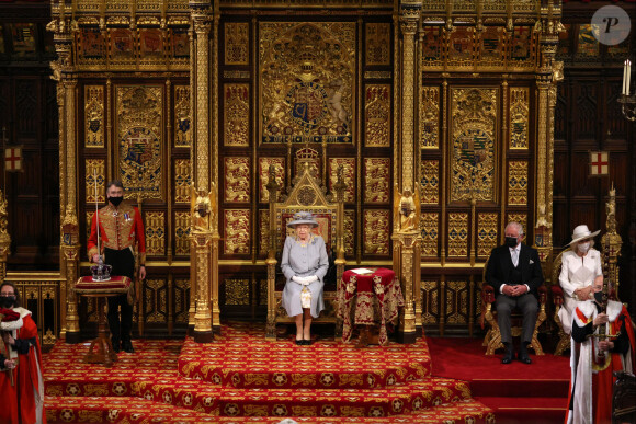 La reine Elisabeth II d'Angleterre, le prince Charles, prince de Galles, et Camilla Parker Bowles, duchesse de Cornouailles, - La reine d'Angleterre va prononcer son discours d'ouverture de la session parlementaire à la Chambre des lords au palais de Westminster à Londres, Royaume Uni, le 11 mai 2021.