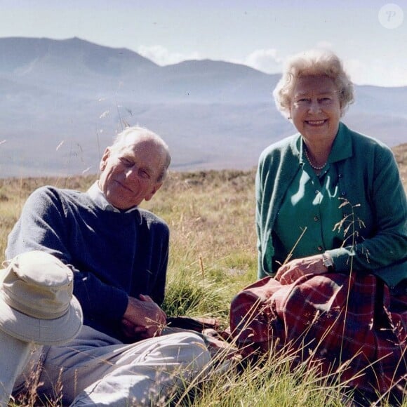 Le prince Philip et son épouse Elizabeth II lors de vacances en Ecosse en 2003.