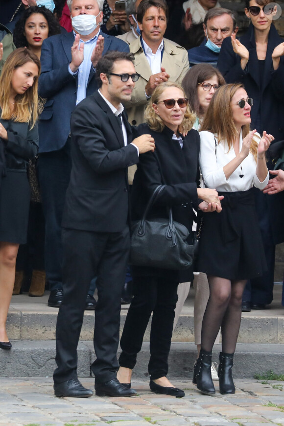 Nicolas Bedos, Joëlle Bercot (femme de Guy Bedos), Victoria Bedos, Doria Tillier - Sorties - Hommage à Guy Bedos en l'église de Saint-Germain-des-Prés à Paris le 4 juin 2020.  