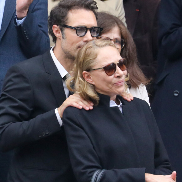 Nicolas Bedos, Joëlle Bercot (femme de Guy Bedos) - Sorties - Hommage à Guy Bedos en l'église de Saint-Germain-des-Prés à Paris le 4 juin 2020.  Ceremony in honour of Guy Bedos at Saint-Germain-des-prés Church i Paris on June 4 th, 2020 