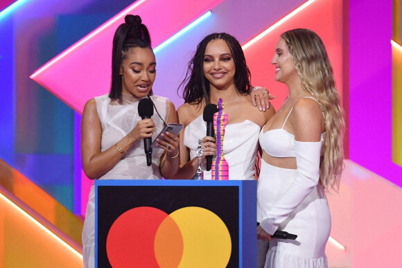 Les chanteuses Jade Thirlwall, Leigh-Anne Pinnock et Perrie Edwards (du groupe Little Mix) ont reçu l'award du Meilleur groupe britannique des Brit Awards à l'O2 Arena. Londres, le 11 mai 2021.