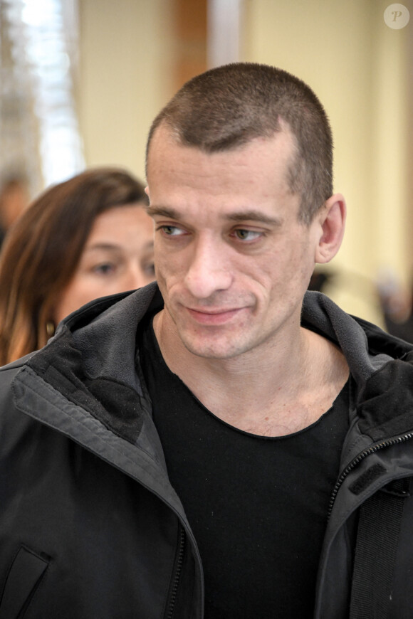 Piotr Pavlenski sort du tribunal de Paris mis en examen pour violences aggravées à la suite d'une rixe au couteau lors d'une soirée de réveillon. Paris, le 3 mars 2020.