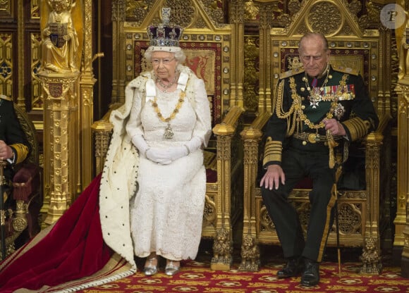 La reine Elisabeth II d'Angleterre et le prince Philip, duc d'Edimbourg - La famille royale d'Angleterre lors de la cérémonie d'ouverture du parlement à Londres. Le 27 mai 2015