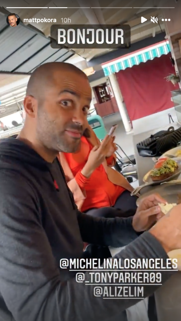 Tony Parker déjeune à la boulangerie Michelina, au Farmers Market, dans le centre commercial The Grove. Los Angeles, le 13 mai 2021.