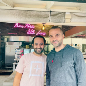 Tony Parker et Vincent Benoliel, propriétaire de la boulangerie Michelina, située au Farmers Market, dans le centre commercial The Grove. Los Angeles, le 13 mai 2021.