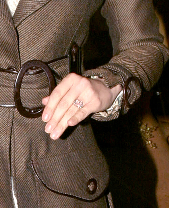 Jennifer Lopez et sa bague de fiançailles, en décembre 2003.