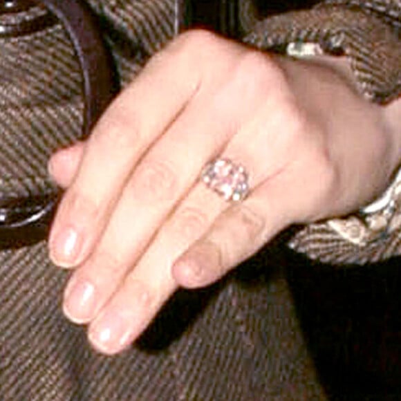 Jennifer Lopez et sa bague de fiançailles, en décembre 2003.