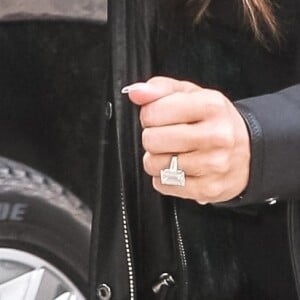 Jennifer Lopez porte la bague de fiançailles offerte par son ex-fiancé Alex Rodriguez. Le 19 mars 2019.