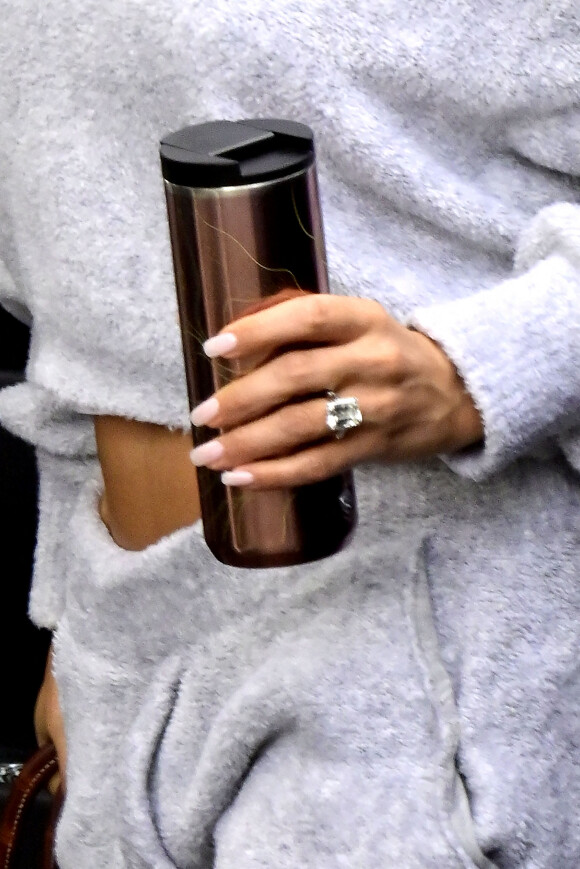 Jennifer Lopez porte la bague de fiançailles offerte par son ex-fiancé Alex Rodriguez. Le 15 avril 2019.