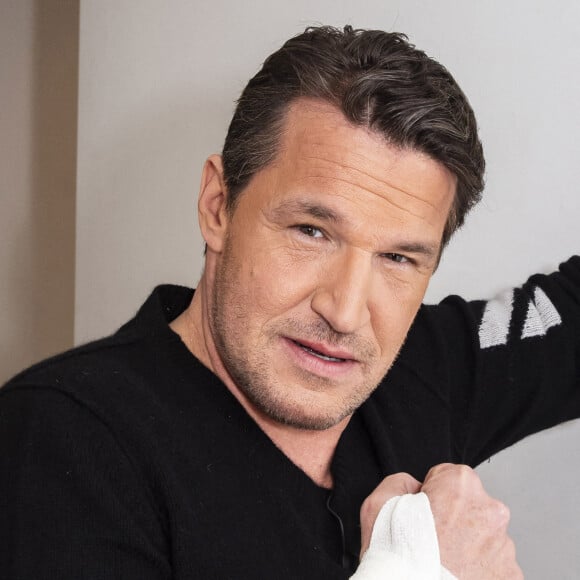 Exclusif - Benjamin Castaldi, photographié la main bandée suite à une brûlure grave, a donné des nouvelles de sa santé après avoir contracté la Covid-19. © Jack Tribeca / Bestimage 