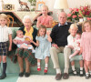 La reine Elizabeth II, le défunt prince Phillip, duc d'Édimbourg, et leurs arrières-petits-enfants (de gauche à droite) le prince George, le prince Louis 'tenu par la reine Elizabeth II), Savannah Phillips (debout à l'arrière), la princesse Charlotte, $Isla Phillips tenant Lena Tindall et Mia Tindall.