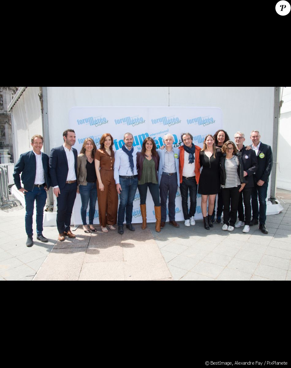 Jean Jouzel , Frédéric Courant (Parrain du Forum International de la Météo et du Climat) , Fanny Agostini (Journaliste Marraine du 16e Forum International de la Météo et du Climat) , Marc Hay , Elodie Callac , Sébastien Léas , Héléna Morna , Sophie Bria , Géraldine de Mori , Gérald Maradan - 16 ème Forum International de la météo et du climat sur le parvis de l'Hôtel de ville de Paris le 25 Mai 2019 © Alexandre Fay / PixPlanete / Bestimage
