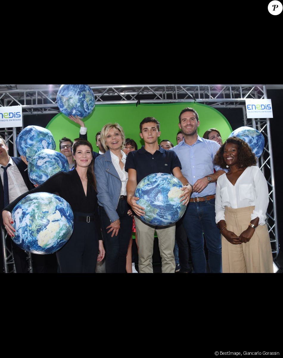 Chloé Nabédian (France 2). Evelyne Dhéliat (TF1), Dorian Da Silva (gagnant du concours de présentateur météo amateur "Meteo's Got Talent"), Marc Hay (BFMTV) et Cécile Djunga (TV5 Monde) - 15éme Forum international de la météo et du climat parainné par Y. Arthus-Bertrand à Paris le 3 juin 2018. © Giancarlo Gorassini/Bestimage