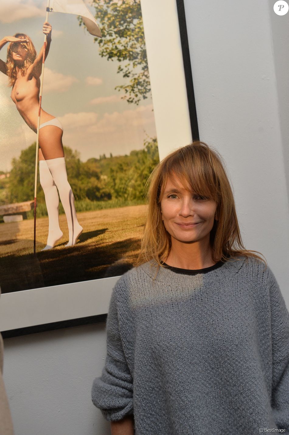 Axelle Laffont (pose devant sa photo Playboy) - Soirée de lancement du calendrier "Playboy 2020" à Paris. © Veeren/Bestimage