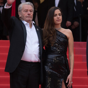 Alain Delon (Palme d'Or d'Honneur du 72ème festival de Cannes avec un badge Paris Match d'une ancienne couverture du magazine titrant "Alain Delon, mes deux amours, Rosalie et Anouchka) et sa fille Anouchka (Robe Elie Saab) - Montée des marches du film "A Hidden Life" lors du 72ème Festival International du Film de Cannes. Le 19 mai 2019.