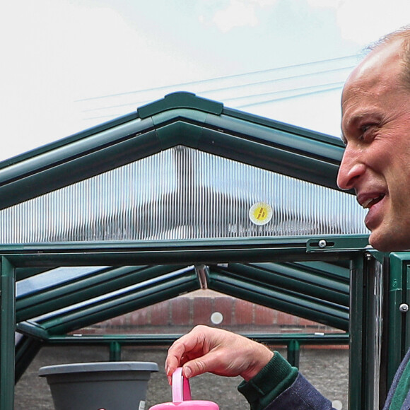 Le prince William, duc de Cambridge, visite l'association "Brighter Futures" à Rhyl, le 6 mai 2021.