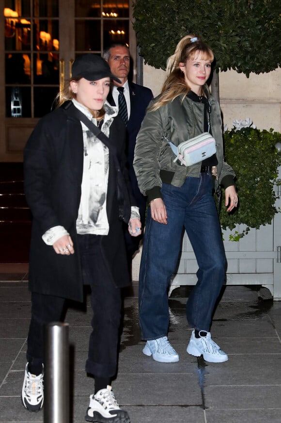 Exclusif - La chanteuse Angèle et Marie Papillon à la sortie de l'hôtel Ritz à Paris en marge de la fashion week prêt-à-porter automne-hiver 2020/2021 le 25 février 2020. 