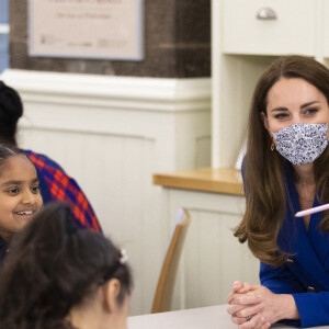 Kate Middleton, duchesse de Cambridge, dessine avec des enfants au café du Palace de Holyroodhouse à Édimbourg. Le 24 mai 2021.