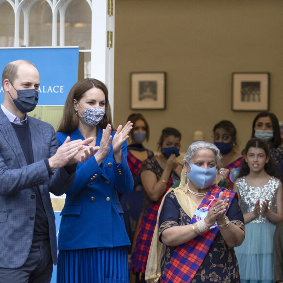 Le prince William et son épouse Kate Middleton, duchesse de Cambridge, ont aidé à préparer des repas avec des représentants de la communauté Sikh Sanjog, dans la cuisine du café du Palace de Holyroodhouse à Édimbourg. Le 24 mai 2021.