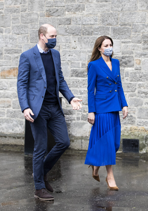 Le prince William et son épouse Kate Middleton, duchesse de Cambridge, ont aidé à préparer des repas avec des représentants de la communauté Sikh Sanjog, dans la cuisine du café du Palace de Holyroodhouse à Édimbourg. Le 24 mai 2021.
