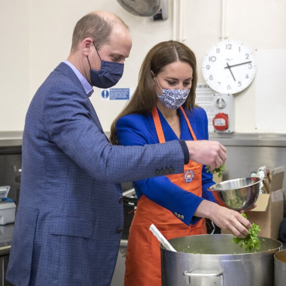 Le prince William et son épouse Kate Middleton, duchesse de Cambridge, ont aidé à préparer des repas avec des représentants de la communauté Sikh Sanjog, dans la cuisine du café du Palace de Holyroodhouse à Édimbourg. Le 24 mai 2021.