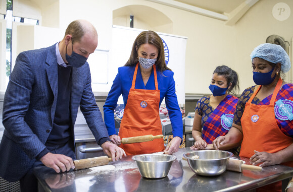 Le prince William et son épouse Kate Middleton, duchesse de Cambridge, ont aidé à préparer des repas avec des représentants de la communauté Sikh Sanjog, dans la cuisine du café du Palace de Holyroodhouse à Édimbourg. Le 24 mai 2021.