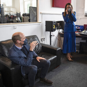 Le prince William n'est pas fan des talents de productrice de son épouse Kate Middleton, duchesse de Cambridge, avec qui il a visité les locaux du centre Scottish Violence Reduction Unit à Prestonpans, en Écosse.