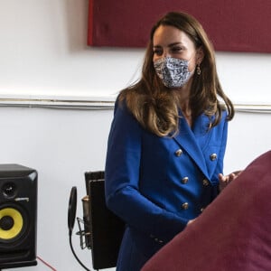 Kate Middleton, duchesse de Cambridge, s'essaye à la composition musicale lors de sa visite au centre Scottish Violence Reduction Unit à Prestonpans, en Écosse. Le 24 mai 2021.