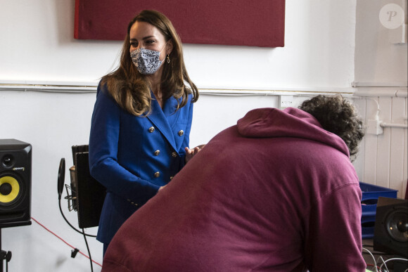 Kate Middleton, duchesse de Cambridge, s'essaye à la composition musicale lors de sa visite au centre Scottish Violence Reduction Unit à Prestonpans, en Écosse. Le 24 mai 2021.