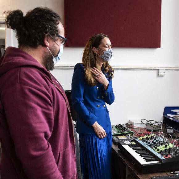 Kate Middleton, duchesse de Cambridge, s'essaye à la composition musicale lors de sa visite au centre Scottish Violence Reduction Unit à Prestonpans, en Écosse. Le 24 mai 2021.