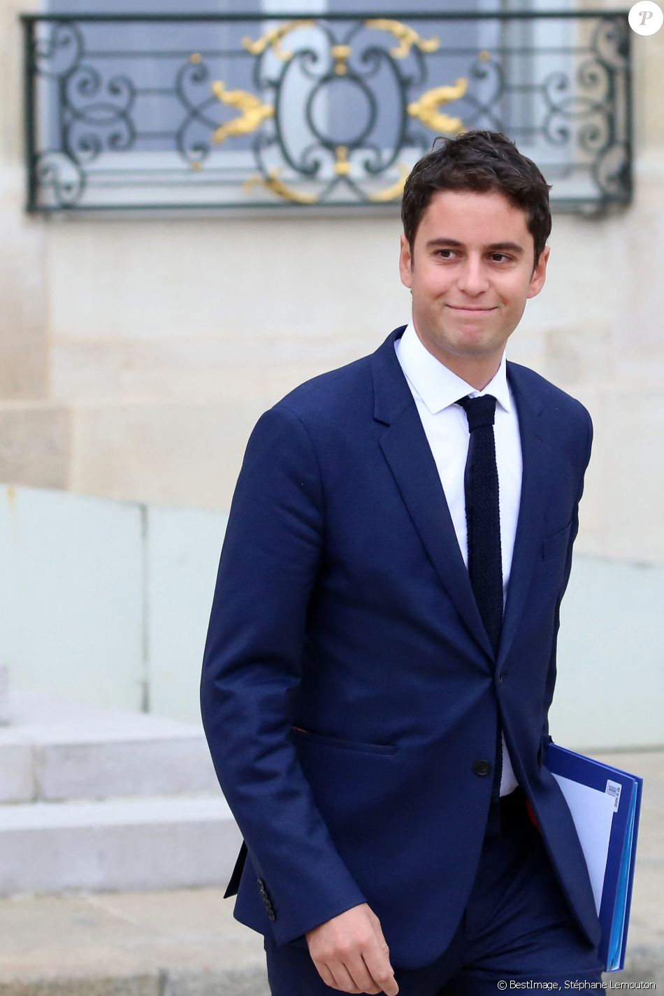Gabriel Attal, secrétaire d'état auprès du ministre de l'éducation nationale et de la jeunesse lors de la sortie du conseil des ministres du 24 octobre 2018, au palais de l'Elysée à Paris. © Stéphane Lemouton / Bestimage