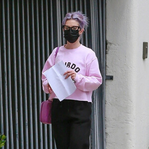 Kelly Osbourne porte un sweat rose avec l'inscription "Weirdo" dans les rues de Beverly Hills, Los Angeles, le 16 mai 2021. Elle va retirer de l'argent au distributeur. 