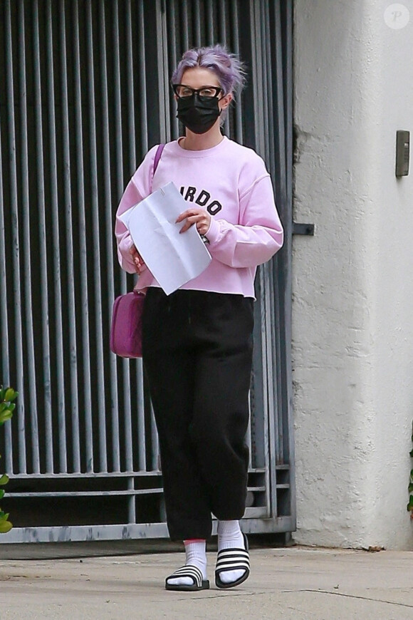 Kelly Osbourne porte un sweat rose avec l'inscription "Weirdo" dans les rues de Beverly Hills, Los Angeles, le 16 mai 2021. Elle va retirer de l'argent au distributeur. 