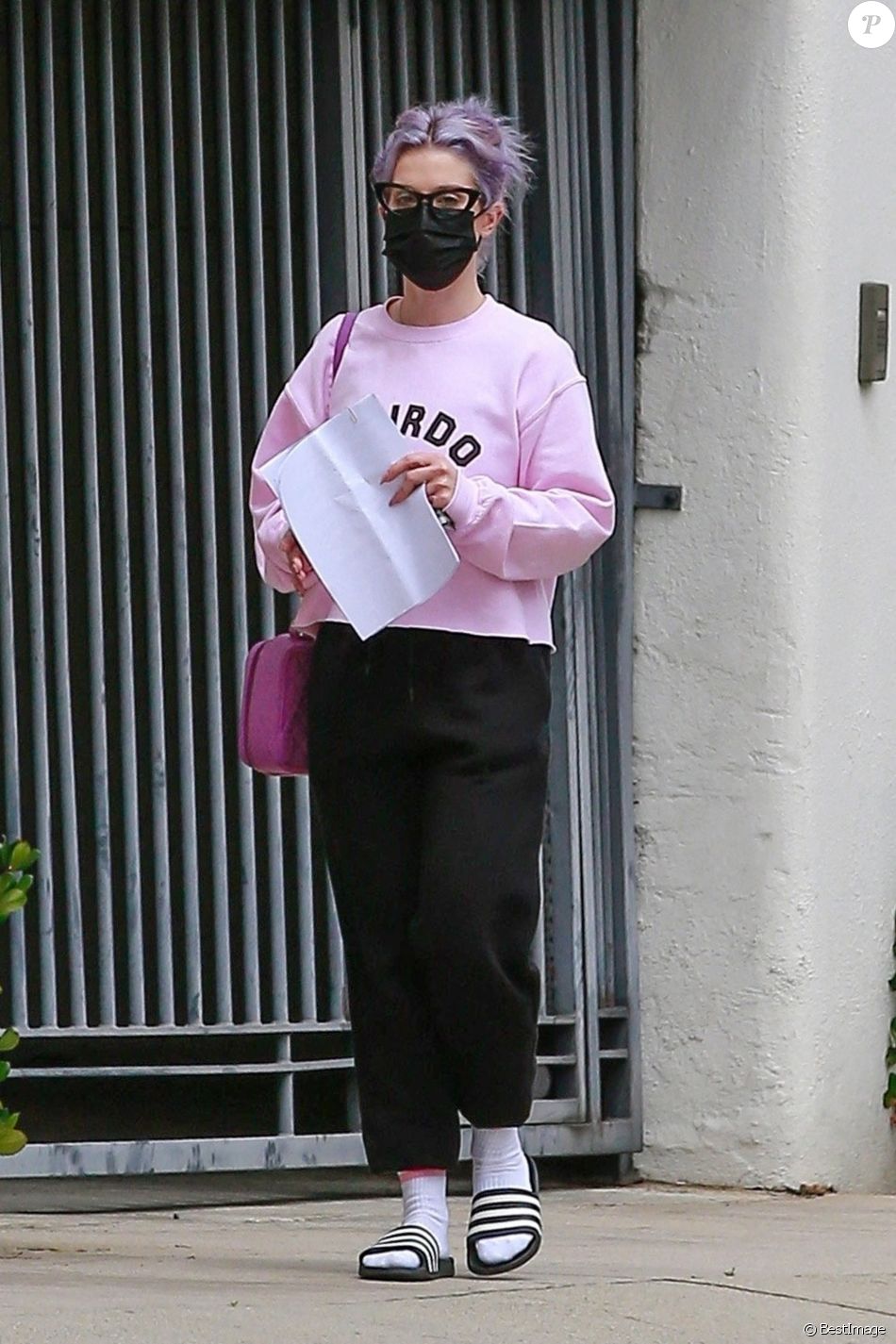 Kelly Osbourne porte un sweat rose avec l'inscription "Weirdo" dans les rues de Beverly Hills, Los Angeles, le 16 mai 2021. Elle va retirer de l'argent au distributeur.