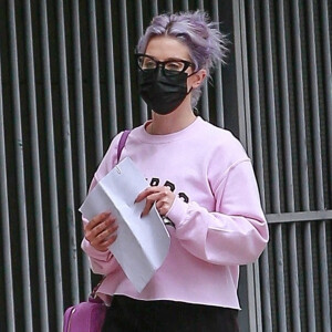 Kelly Osbourne porte un sweat rose avec l'inscription "Weirdo" dans les rues de Beverly Hills, Los Angeles, le 16 mai 2021.