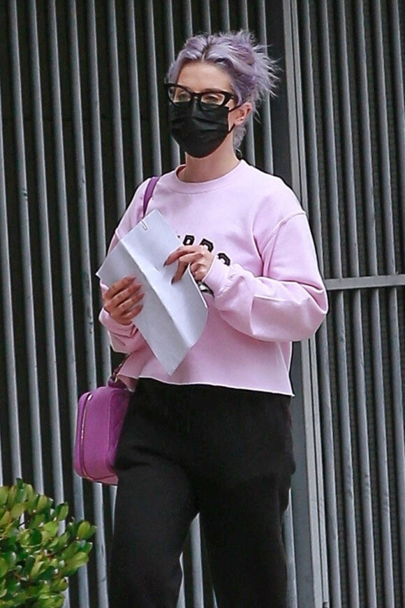 Kelly Osbourne porte un sweat rose avec l'inscription "Weirdo" dans les rues de Beverly Hills, Los Angeles, le 16 mai 2021.