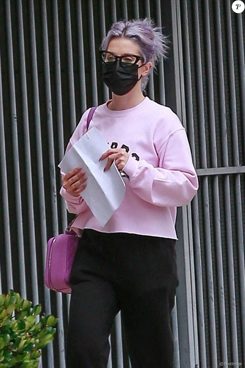 Kelly Osbourne porte un sweat rose avec l'inscription "Weirdo" dans les rues de Beverly Hills, Los Angeles, le 16 mai 2021.