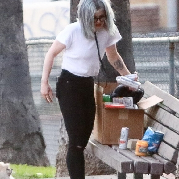 Kelly Osbourne et son compagnon Erik Bragg passent du bon temps avec des amis dans un parc à Los Angeles, le 20 février 2021. 