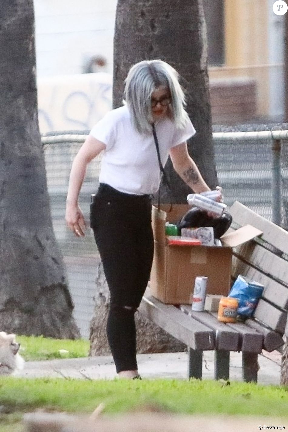 Kelly Osbourne et son compagnon Erik Bragg passent du bon temps avec des amis dans un parc à Los Angeles, le 20 février 2021.