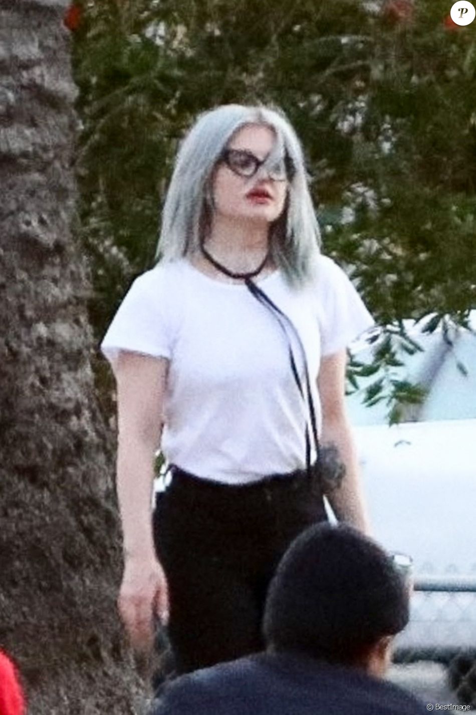 Kelly Osbourne et son compagnon Erik Bragg passent du bon temps avec des amis dans un parc à Los Angeles, le 20 février 2021.