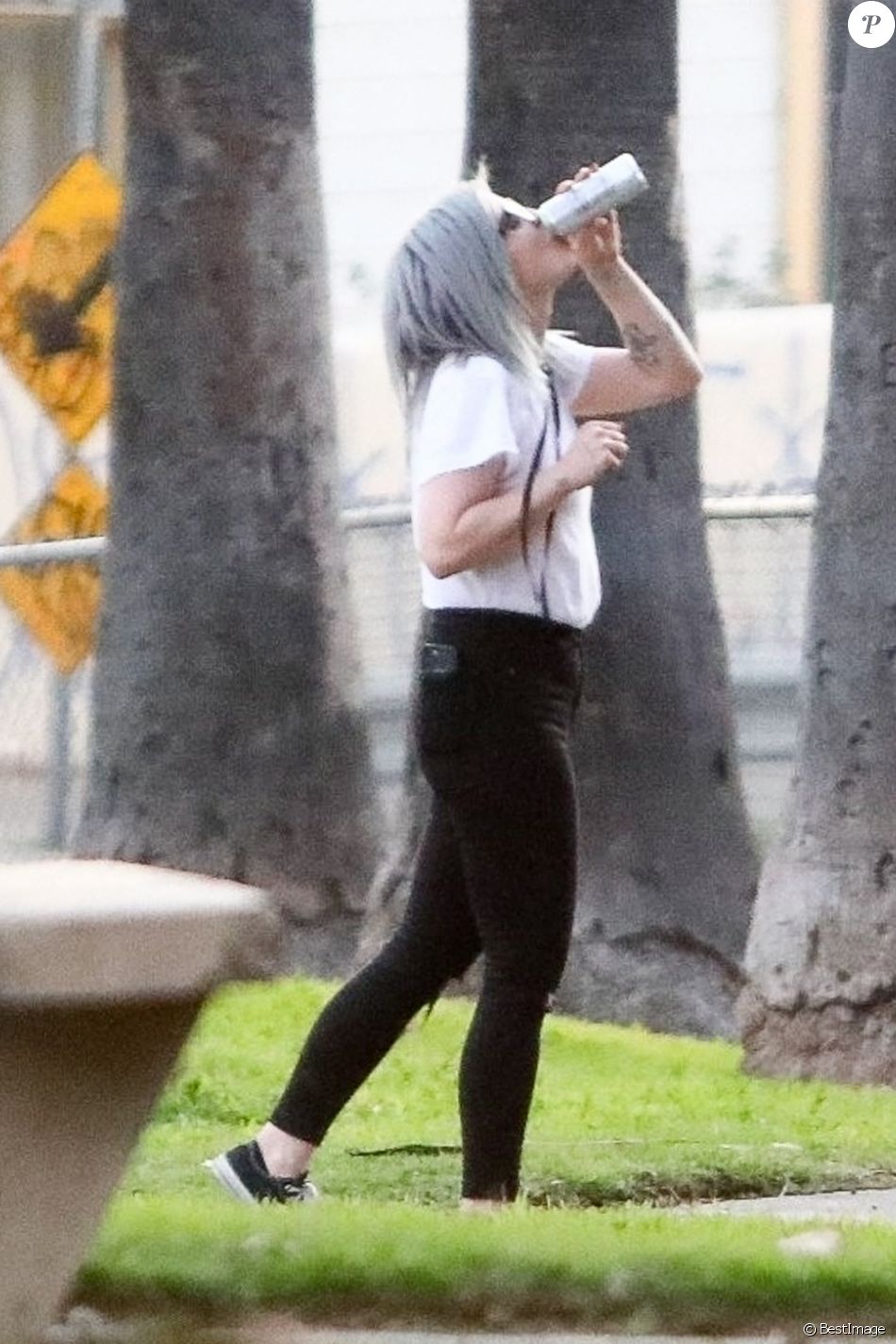 Kelly Osbourne et son compagnon Erik Bragg passent du bon temps avec des amis dans un parc à Los Angeles, le 20 février 2021.