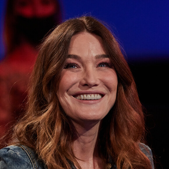 Exclusif - Carla Bruni Sarkozy - Enregistrement de l'émission "Allez viens je t'emmène...Au Music Hall" au Studio Gabriel à Paris, qui sera diffusée le 28 mai sur France 3. Le 6 avril 2021 © Cyril Moreau / Bestimage 