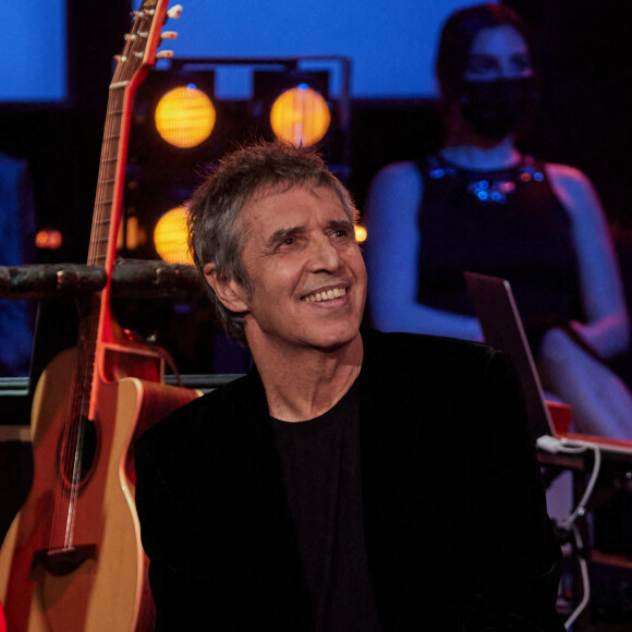 Exclusif - Julien Clerc - Enregistrement de l'émission "Allez viens je t'emmène...Au Music Hall" au Studio Gabriel à Paris, qui sera diffusée le 28 mai sur France 3. Le 6 avril 2021 © Cyril Moreau / Bestimage 