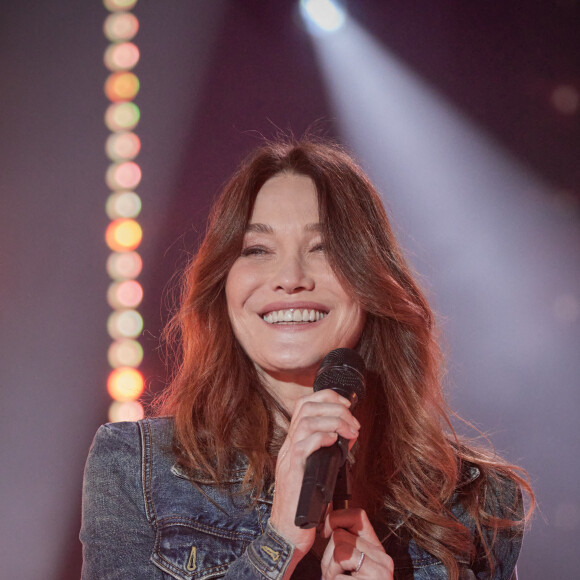 Exclusif - Carla Bruni Sarkozy - Enregistrement de l'émission "Allez viens je t'emmène...Au Music Hall" au Studio Gabriel à Paris, qui sera diffusée le 28 mai sur France 3. Le 6 avril 2021 © Cyril Moreau / Bestimage 