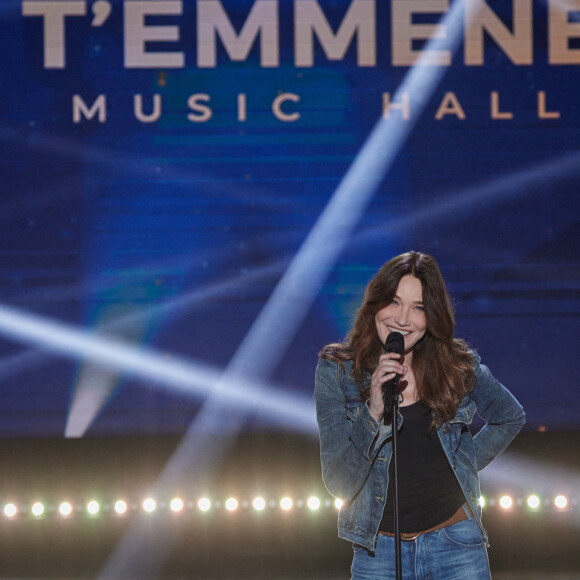 Exclusif - Carla Bruni Sarkozy - Enregistrement de l'émission "Allez viens je t'emmène...Au Music Hall" au Studio Gabriel à Paris, qui sera diffusée le 28 mai sur France 3. Le 6 avril 2021 © Cyril Moreau / Bestimage 