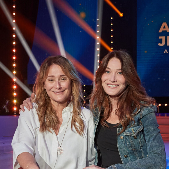 Exclusif - Carla Bruni Sarkozy et Daniela Lumbroso - Backstage de l'enregistrement de l'émission "Allez viens je t'emmène...Au Music Hall" au Studio Gabriel à Paris, qui sera diffusée le 28 mai sur France 3. Le 6 avril 2021 © Cyril Moreau / Bestimage 