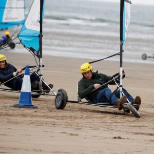 Le prince William, duc de Cambridge, et Kate Middleton, duchesse de Cambridge, font du char à voile sur la plage Saint Andrews dans le comté de East Lothian, en Écosse. Le 26 mai 2021.