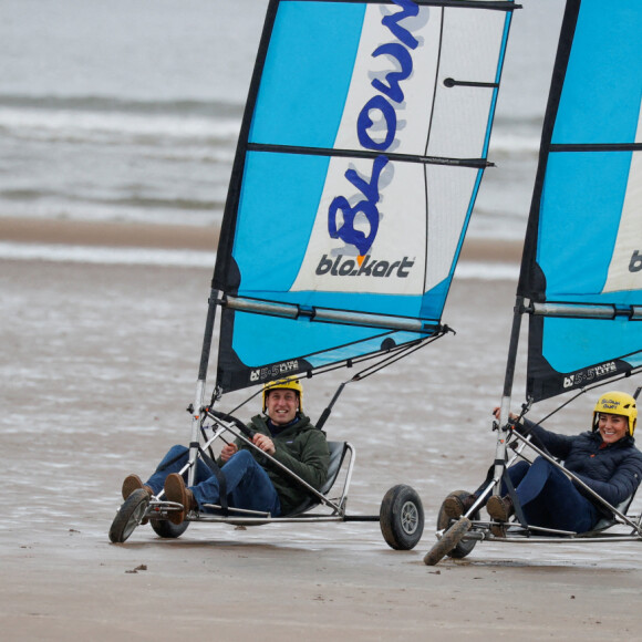Le prince William, duc de Cambridge, et Kate Middleton, duchesse de Cambridge, font du char à voile sur la plage Saint Andrews dans le comté de East Lothian, en Écosse. Le 26 mai 2021.