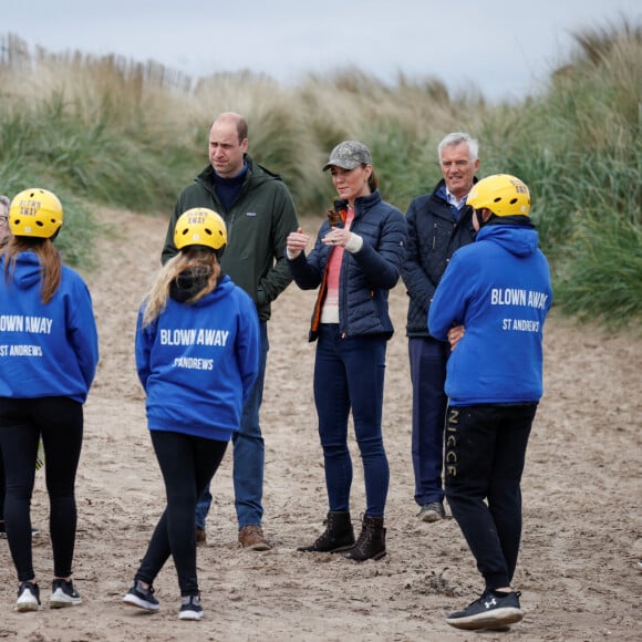 Le prince William, duc de Cambridge, et Kate Middleton, duchesse de Cambridge, font du char à voile sur la plage Saint Andrews dans le comté de East Lothian, en Écosse. Le 26 mai 2021.