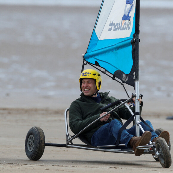 Le prince William, duc de Cambridge, fait du char à voile sur la plage Saint Andrews dans le comté de East Lothian, en Écosse. Le 26 mai 2021.